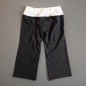 New York & Company IN MOTION XS Black Flower Work Out Capri Gym Yoga Leggings